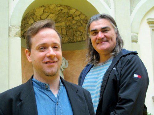 Ittai Shapira (l.) mit Robert Bokor (Chefdirigent des „Arpeggione“-Kammerorchesters). Foto: JU
