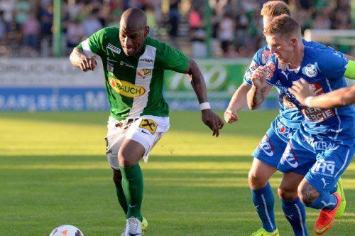 Jailson, links gegen Andreas Bauer, war noch der aktivste Austrianer. Foto: gepa