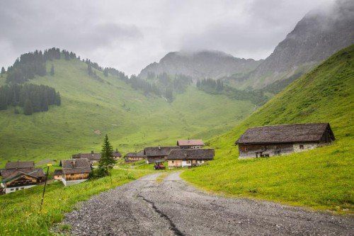 Jeden Mittwoch bis einschließlich der ersten Septemberwoche heißt es auf der Steris Alp in Sonntag von 9 bis 10.30 Uhr Brunch mit guten, selbst gemachten Produkten. Fotos: MK