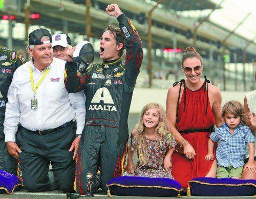 Jeff Gordon freut sich über Sieg Nummer fünf in Indy. Foto: ap