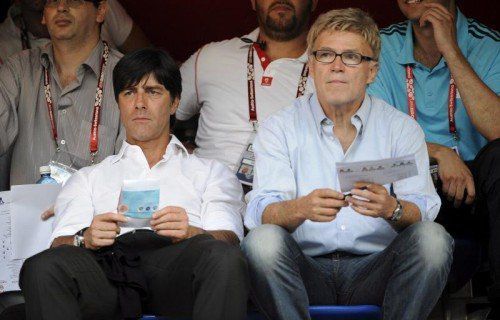 Joachim Löw mit seinem Chefscout Urs Siegenthaler. Foto: epa