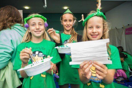 Johanna (10), Sandrina (11) und Emma (9) legten sich im Kostüm-Workshop ins Zeug. Fotos: VN/Steurer