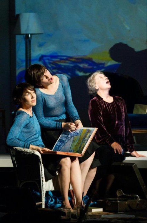 Johanna Wokalek als Charlotte Salomon, Marianne Crebassa als Charlotte Kan und Cornelia Kallisch als Frau Knarre in der Musiktheaterproduktion „Charlotte Salomon“.  FOTO: APA