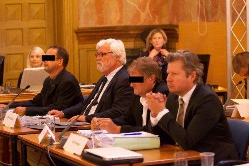 Jürgen H. und Kurt T. (v.l.) flankiert von ihren Anwälten. Zeugin C. bestätigt ihre Aussage zum ominösen Gespräch über Kornelia Ratz. Foto: VN