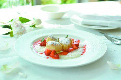 Köstliches Sommerdessert: Buchteln mit marinierten Erdbeeren. FotoS: VN/ Matej Košir