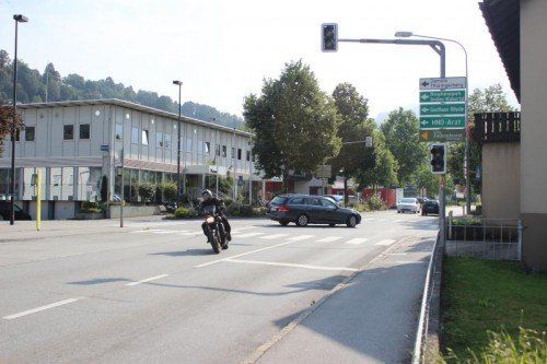 Kreuzung Thüringen. Dass bei der Kreuzung vor dem Gemeindeamt in Thüringen Verbesserungspotenzial besteht, ist unbestritten. Jetzt wurde ein Verkehrskonzept ausgearbeitet und unlängst den Kreuzungs-Nachbarn vorgestellt. Die sind einverstanden, den für das Projekt notwendigen Platz zu schaffen.