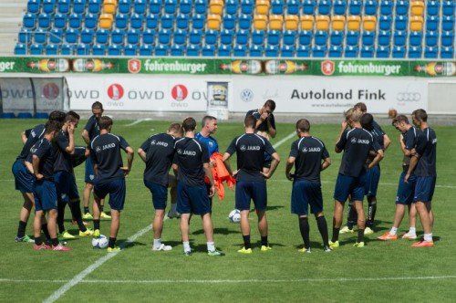 Letzte Anweisungen von Trainer Damir Canadi (Mitte) vor dem Abschlusstraining. Foto: VN-Stiplovsek