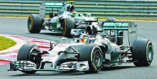 Lewis Hamilton hielt in Budapest nichts von der Stallorder, Nico Rosberg (hinten) kam nicht vorbei. Foto: apa