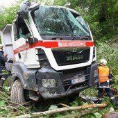 Lkw stürzt in Bachbett