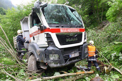 LKW Unfall in Silbertal; LKW ca. 2m Richtung Litz abgestürzt; 2 Personen verletzt; gegen 14.45 Uhr