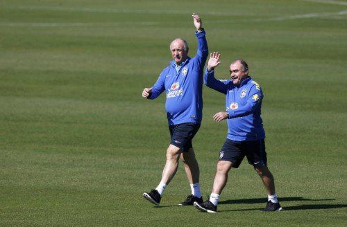 Luiz Felipe Scolari (l.) und sein Kotrainer Flavio Murtosa. Reuters