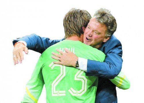Marc Wilmots umarmt seinen Torhüter Tim Krul.
ap