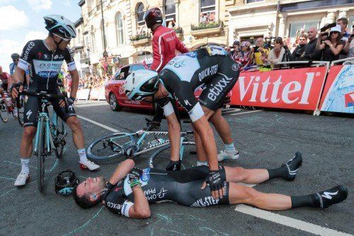 Mark Cavendish kam vor dem Ziel aus eigenem Verschulden zu Sturz und zog sich eine Luxation im Schultergelenk zu. Foto: epa