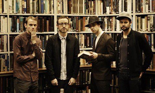 Maxïmo Park: Nicht mehr ganz so kantig wie in den frühen Jahren des Schaffens, dafür mit punktueller Verstärkung durch Synthies und spritzig wie eh und je. FOTO: poolbar