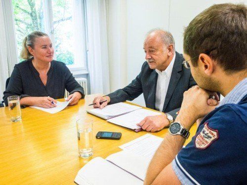 „Meiner Meinung nach müsste die Stufung im Gemeindegesetz fallen.“ Bertsch zu Bürgermeistergehältern in Kleingemeinden. Fotos: MK