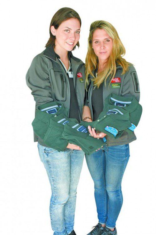 Mit Teilnehmer-T-Shirts: Laura Hauschild und Jenny Marino.