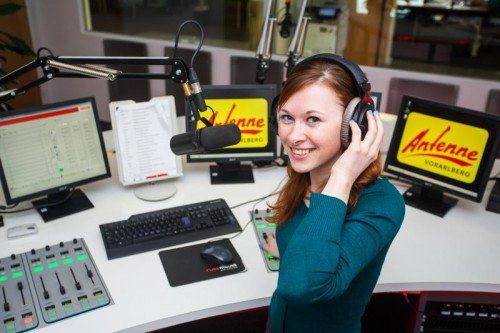 Moderatorin Eva Csernicska freut sich über das Ergebnis im Radiotest.  Foto: VN/Steurer