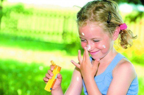 Natürlich soll Sonnenschutzcreme aufgetragen werden. Aber bitte ohne Nanopartikel.