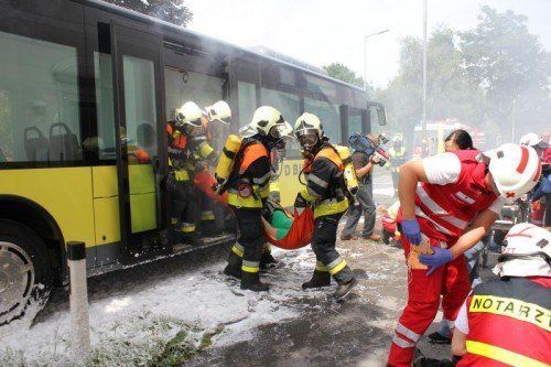 Notarzt, Rettungs- und Feuerwehrkräfte, 20 Statisten sowie ein Pyrotechniker waren in der Klostergasse im Einsatz. Fotos: LKH Feldkirch
