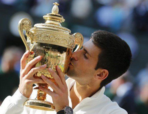 Novak Djokovic biegt im Wimbledon-Finale Roger Federer. Foto: ap