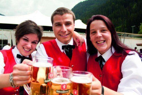 Ortsvereineturnier, Unterhaltungsabend und ein Frühschoppen auf höchstem Niveau, sind die Hauptattraktionen. Das St. Antöner Dörflefest welches heuer am Samstag 31. Juli + Sonntag 1. August stattfindet ist bekannt weit über die Talschaftsgrenzen. Hier treffen sich Jung und Alt. Das Ortsvereineturnier startet am Samstag um 16:00h. Die teilnehmenden Hobby-Kicker kämpfen dabei im Davenna-Stadion um den begehrten Wanderpokal. Danach wird ab ca. 20:00h die Band "Tyrol Krainer" aus dem benachbarten Bundesland Tirol für Show, Unterhaltung und Tanzvergnügen sorgen. Am Sonntag findet dann ab 11:00h ein böhmisch-mährischer Früschoppen mit Spitzenbesetzung statt. Es spielt die "Sibner Partie - Brass Entertainment" sowie die "Blasmusik Strawanzer". Beide Bands bestehen aus sehr talentierten und engagierten Musikern die bereits auf eine Vielzahl von Auftritten im In- und Ausland zurückblicken dürfen. Das ganze Festwochenende hindurch erwartet die Besucher auch die Chance bei der "Rubbel-Mania" - Tombola ihr Glück zu versuchen. Zu gewinnen gibt es zahlreiche Sach- und Geldpreise.