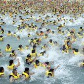 Gedränge in einem chinesischen Schwimmbad