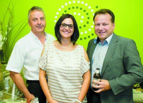 Physiotherapeutin Kristina Rusch mit Bürgermeister Harald Witwer und Vermieter Edgar Weber. Fotos: sie