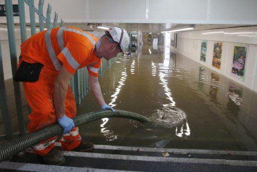Rund 50 Gebäude wurden überflutet.  Foto: Reuters