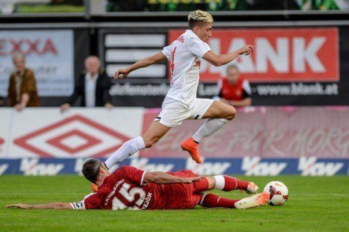 Salzburgs Kevin Kampl überläuft Lauterns Marc Torrejon Moya. Foto: gepa
