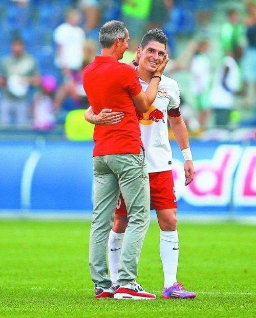 Salzburgs Neo-Trainer Adi Hütter (links) gratuliert nach dem Abpfiff seinem Kapitän Jonatan Soriano. Foto: gepa