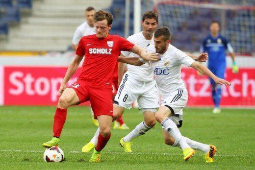 Sascha Boller (li) und seine Grödiger mussten zwar eine Niederlage einstecken, ziehen aber in die nächste Runde der Europa-League-Quali ein. Foto: apa
