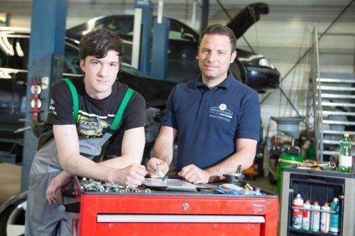 Sechs Lehrlinge lernen neben der kaufmännischen Ausbildung die Berufe des Kfz-Technikers und Lagerlogistikers. Foto: VN/Hartinger