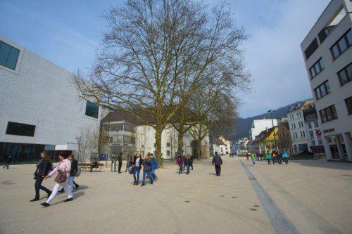 Seit rund sechs Wochen herrscht am Kornmarktplatz in Bregenz Alkoholverbot, ausgenommen sind Veranstaltungen und Gastro-Betriebe. Foto: VN/Paulitsch