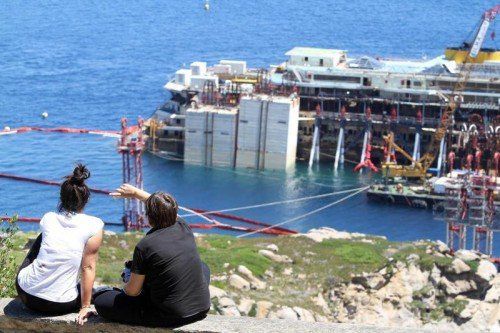 Seit vorgestern, Montag, schwimmt das Wrack der Costa Concordia wieder. Foto: EPA