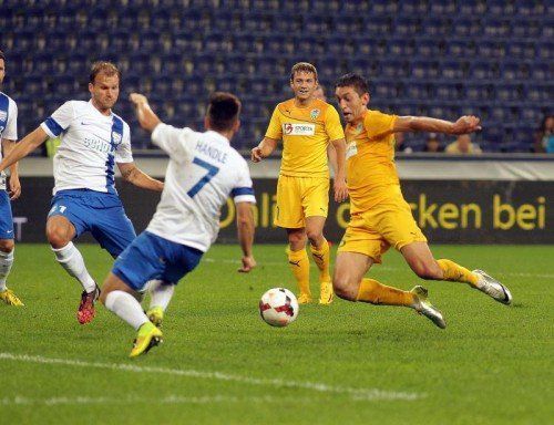 Serghei Alexeev (r.) profitiert vom Fehler von Simon Handle (Nummer sieben) und erzielt das 1:0. Hinten links: Matthias Maak. Foto: apa