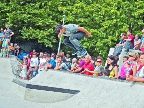 Skate-Contest-Sieger Dustin Vonach hebt ab. Fotos: Kurt Huber