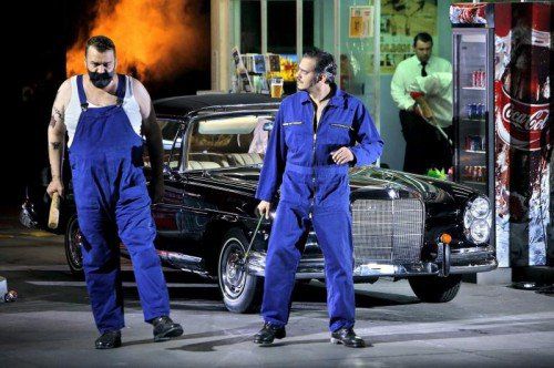 Sorin Coliban als Fafner und Wilhelm Schwinghammer als Fasolt in der Oper „Rheingold“ von Wagner bei den Bayreuther Festspielen. Foto: EPA