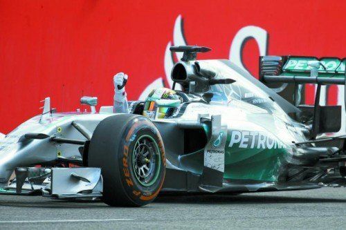 Triumph in Silverstone, der britische Mercedes-Pilot Lewis Hamilton feiert zum zweiten Mal einen Sieg bei seinem Heimrennen. Foto: ap