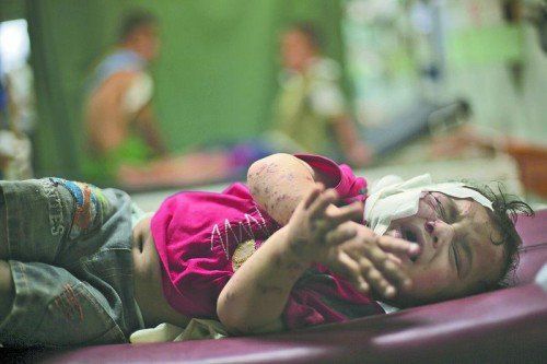 UN-Schule geriet ins Fadenkreuz: Mindestens 15 Kinder und Erwachsene starben. Dieser Bub hat schwer verletzt überlebt. Foto: AP
