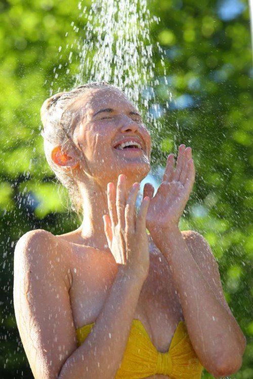 UWetterfeature Hitze mit der 22jährigen Julia aus Feldkirch unter der Dusche im Waldbad Gisingen