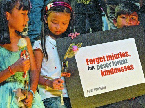 „Vergesst die Verletzungen, aber vergesst niemals Güte – betet für MH17“, fordern malaysische Kinder bei einer Trauerfeier in Petaling Jaya. Foto: EPA