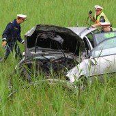 Auto drei Mal im Feld überschlagen