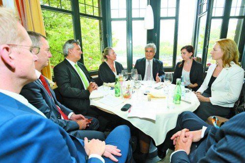 Vertreter der Bundesländerzeitungen im Gespräch mit Bundeskanzler Faymann: „Wichtigtuerei kann ich nicht ausstehen.“ Fotos: VN/Hofmeister