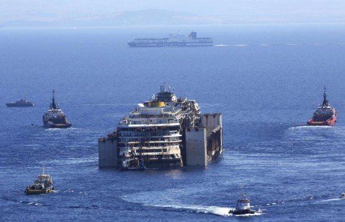 Vier Schlepper, zwei am Bug und zwei am Heck, ziehen die Costa Concordia nach Genua. Foto: Reuters
