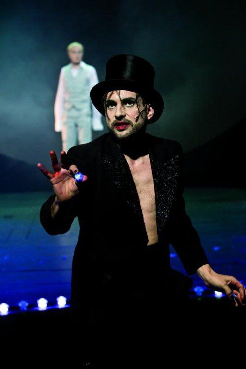 Wandelbar: Aurel Bereuter als Stelzfuß in Tom Waits Musical „The Black Rider“. Foto: Theater Münster