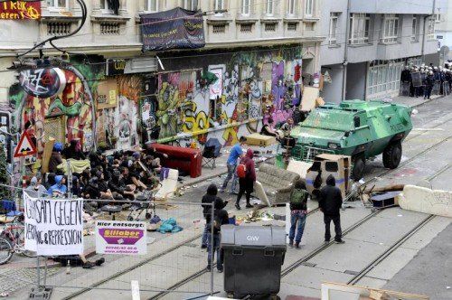Wie viel der Großeinsatz am Montag gekostet hat, soll im Rahmen einer parlamentarischen Anfrage bekannt gegeben werden. Foto: APA