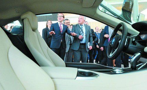 Will ausländische Autofahrer zur Kasse bitten: Verkehrsminister Alexander Dobrindt (l.) von der bayerischen CSU. Foto: EPA