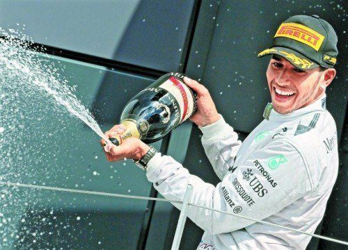 Zu Hause lässt es sich feiern: Lewis Hamilton genoss seinen Sieg in Silverstone ausgiebig. Foto: ap
