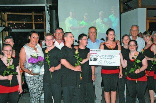 Zufriedene Gesichter, schöner Scheck: Uschi Dunzinger-Präg (l.), die Geburtstagskinder Peter Stangl, Jochen Scherer, Alex Fitz und die Tänzer.