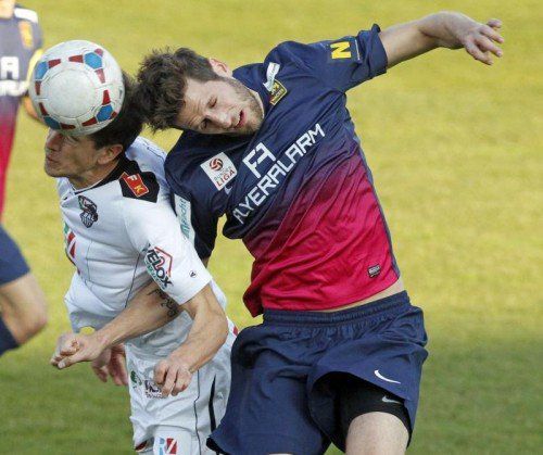 Zweimal Christoph Schösswendter, als Kopfball-Ungeheuer (oben) und im Altach-Dress (unten). Fotos: gepa/2